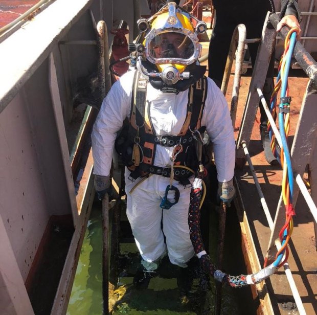 Divers locate and remove trapped OS35 oil